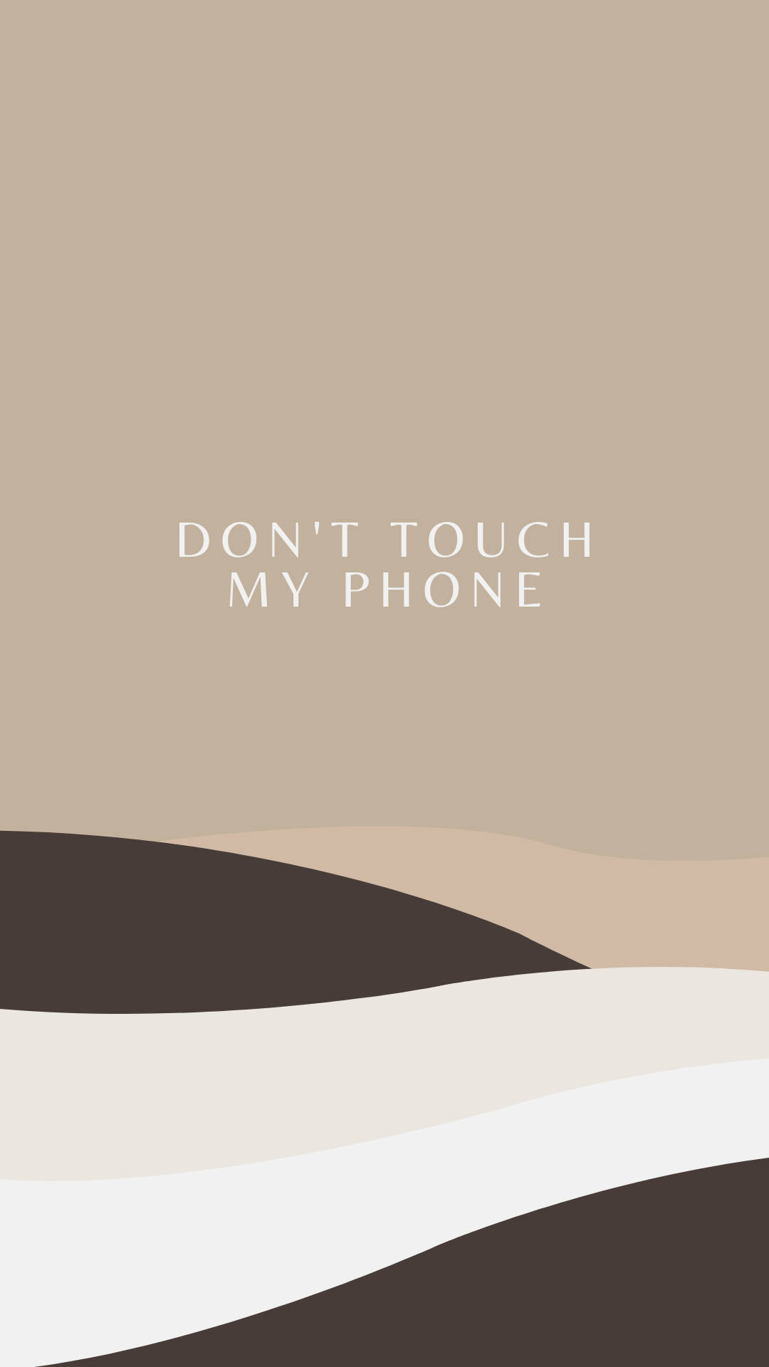 Beige Aesthetic Phone 桌布 壁紙 — 簡約抽象桌布，帶有米色、棕色和白色的波浪形狀，以及文字說不要碰我的手機。
