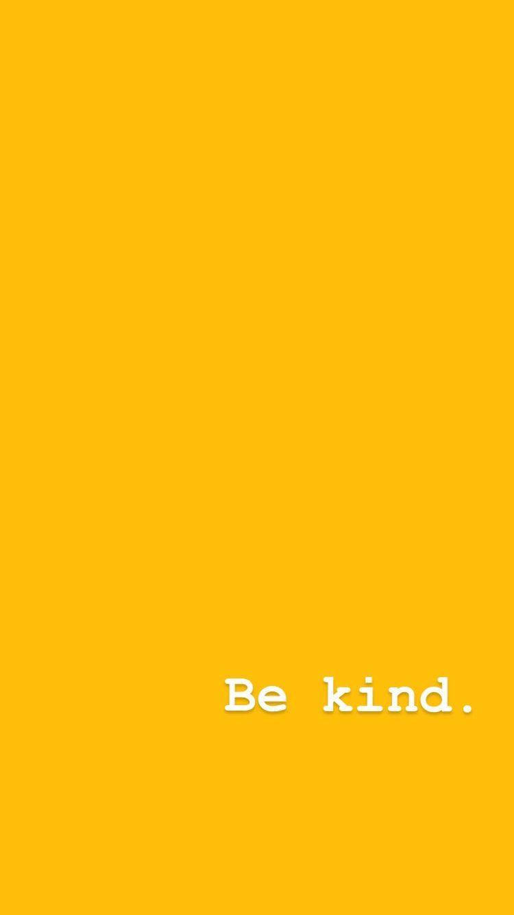 Positive Quotes 桌布 壁紙 — 簡約明亮的黃色背景，底部中央有白色文字「善待他人。」