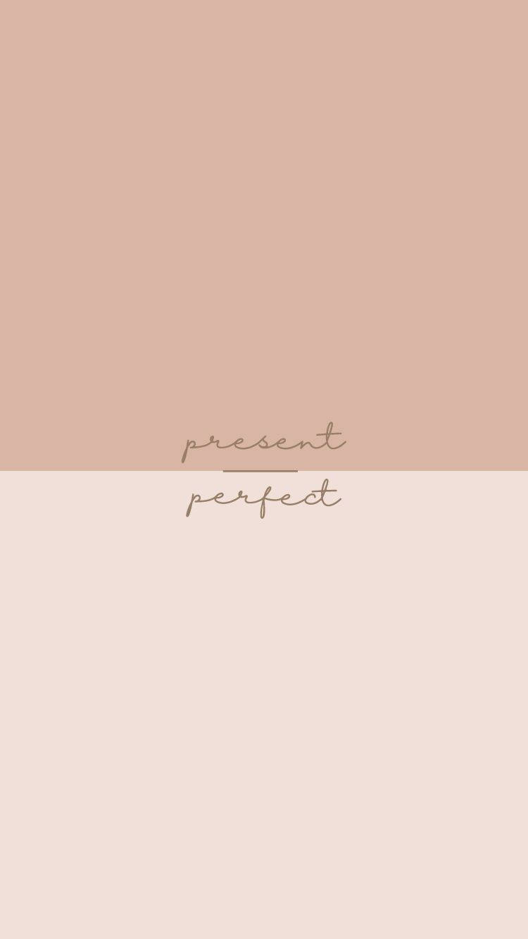 Plain Beige 桌布 壁紙 — 簡約桌布，帶有兩種柔和米色調，中央以精緻手寫體呈現「present perfect」字樣。