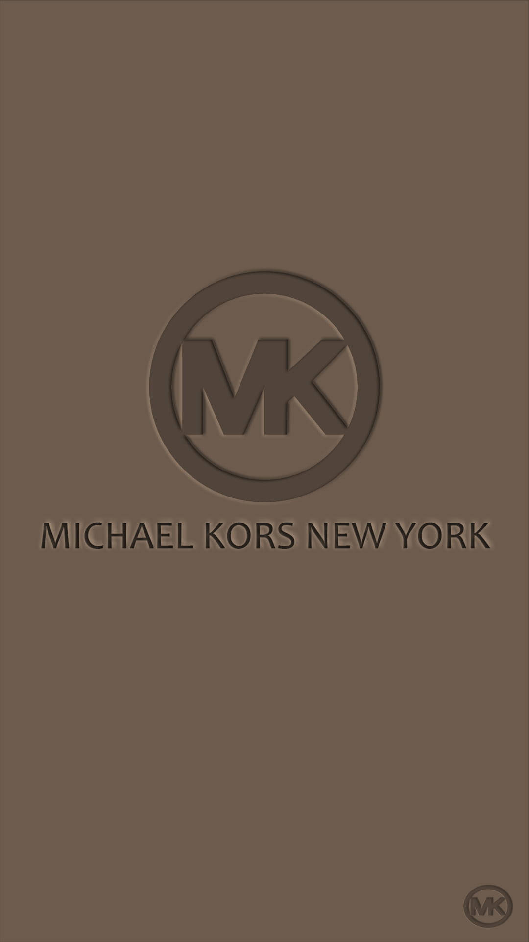 michael 桌布 壁紙 — 簡約棕色壁紙，中央位置有壓花Michael Kors標誌和文字，背景為純色。