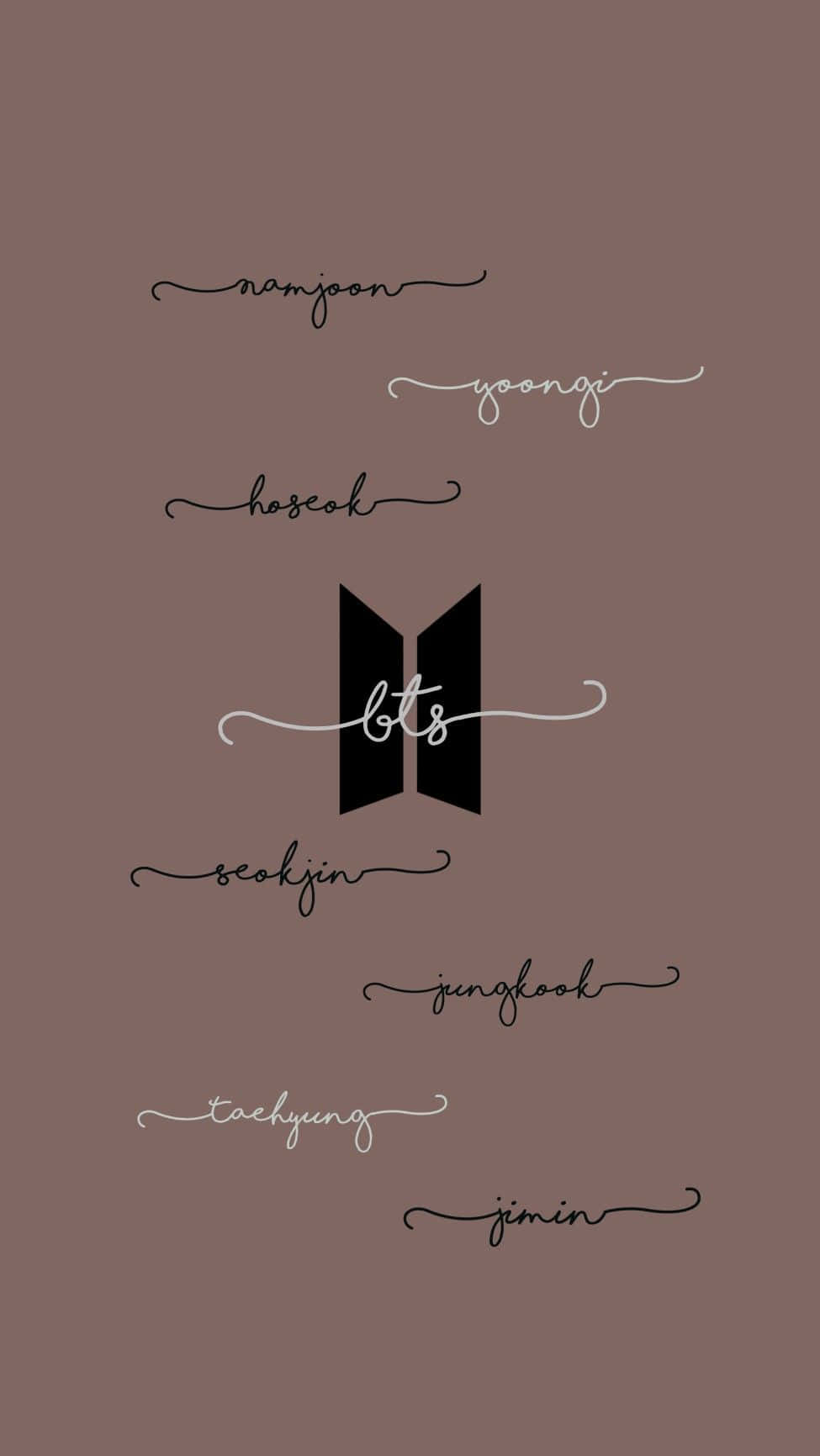 Bts Icon 桌布 壁紙 — 簡約棕色桌布，以優雅的黑色和白色草書字體呈現BTS標誌和成員名字。