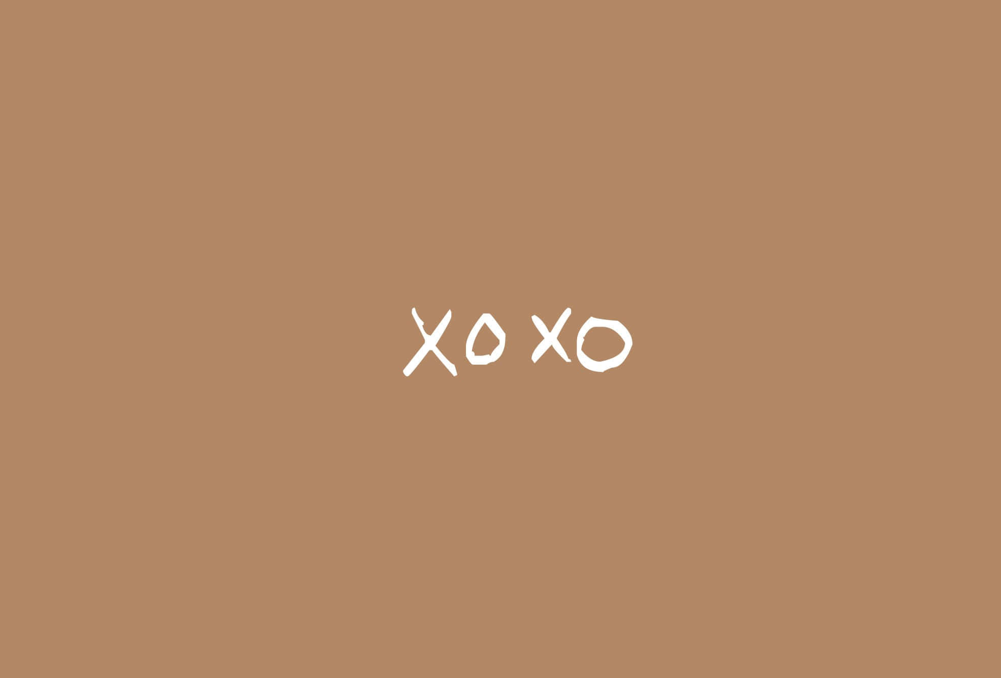 Kiss 桌布 壁紙 — 簡約棕色背景，中央以白色手寫 xoxo 文字，呈現極簡風格。