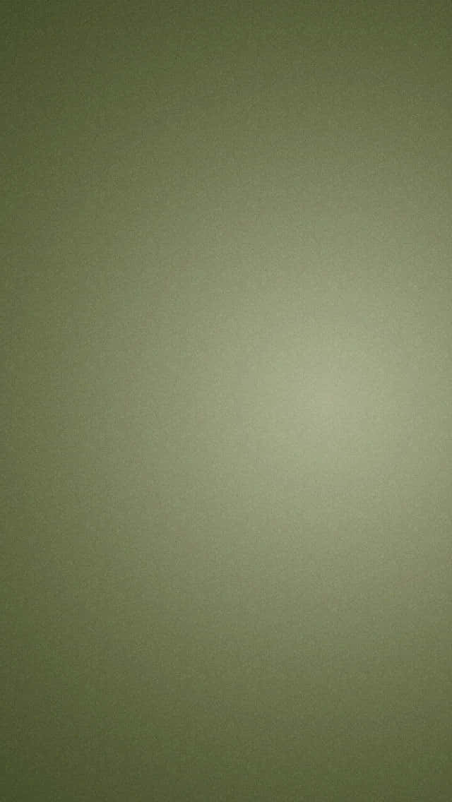 Olive Green iPhone 桌布 壁紙 — 簡約橄欖綠漸層背景，帶有細微紋理和柔和光線變化。