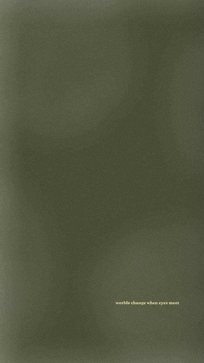 Quote 桌布 壁紙 — 簡約橄欖綠色紋理背景，帶有微妙的漸變和模糊文字 worlds change when eyes meet。