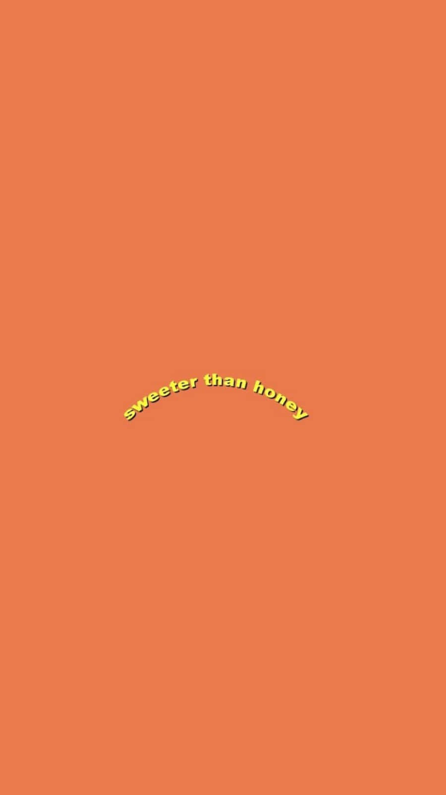 Pastel Orange 桌布 壁紙 — 簡約橙色背景，帶有彎曲黃色文字「sweeter than honey」。
