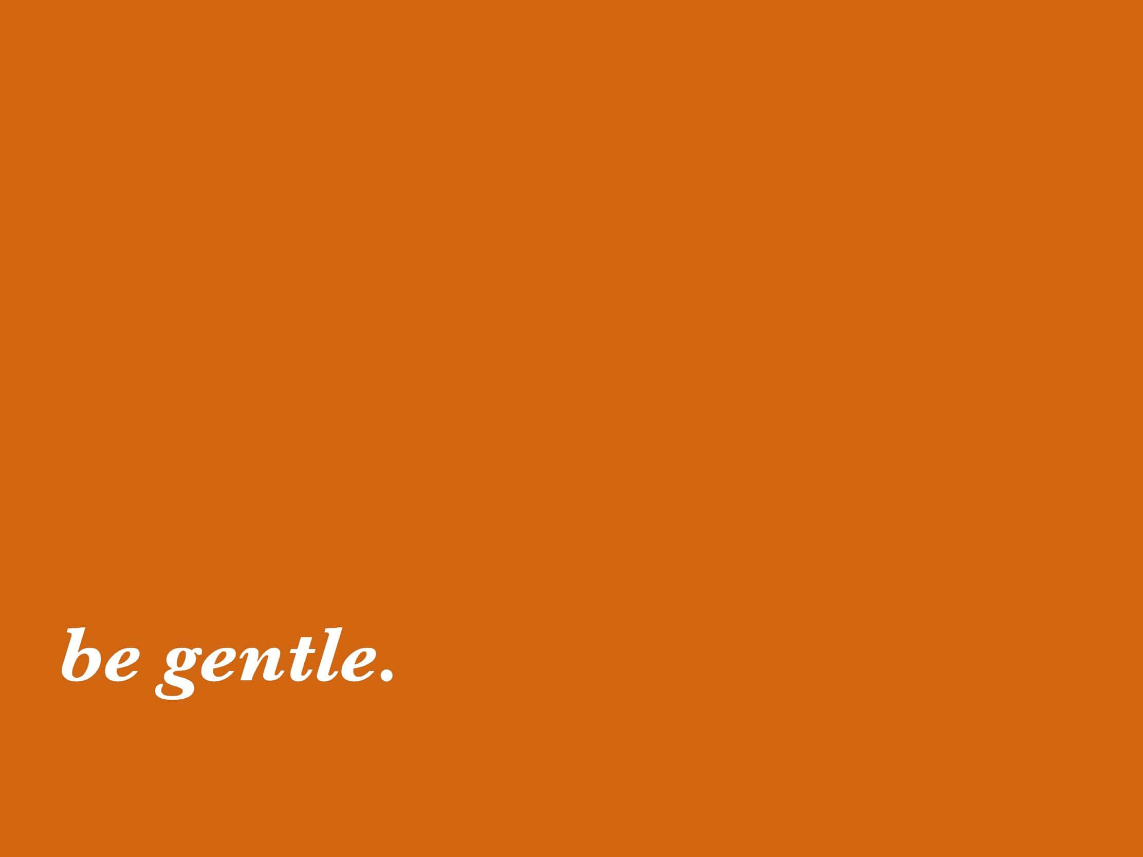 橘色 桌布 壁紙 — 簡約橙色背景，白色草書文字寫著「be gentle」。