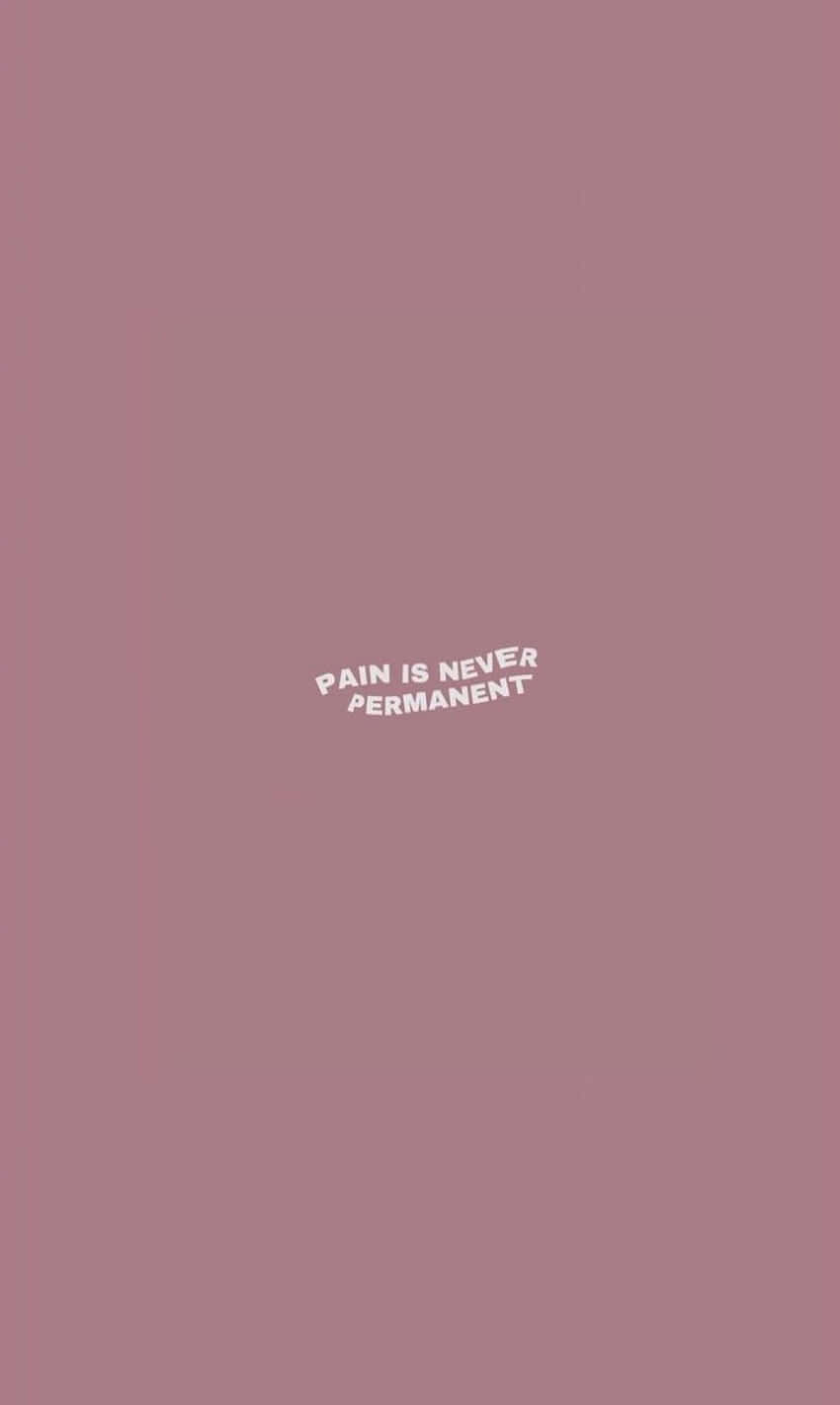 手機 桌布 壁紙 — 簡約淡紫色背景，白色文字 pain is never permanent 居中顯示。