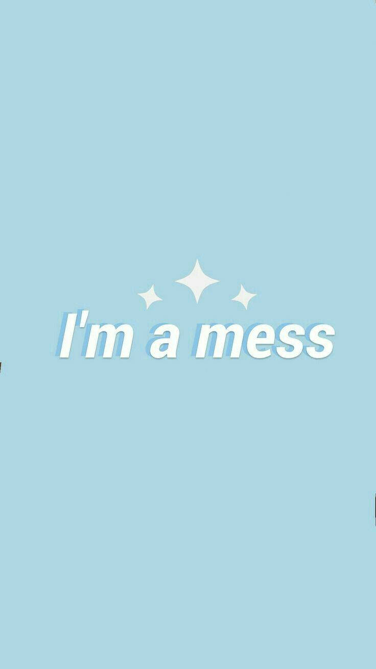 Aesthetic Blue 桌布 壁紙 — 簡約淺藍色桌布，白色文字寫著「I'm a mess」，周圍有細小閃爍點綴。