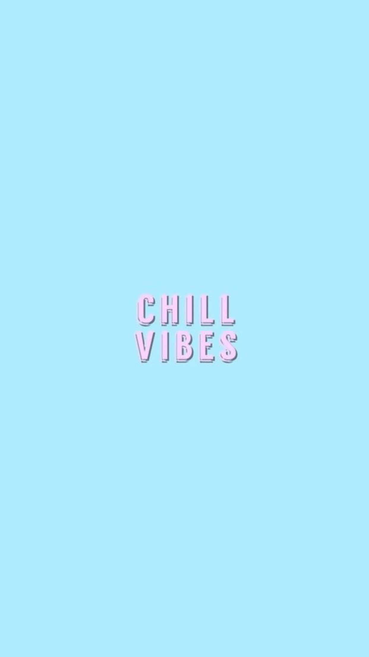 Chill Aesthetic 桌布 壁紙 — 簡約淺藍色背景，中央有粉紅色 'CHILL VIBES' 文字，字體為方塊狀。