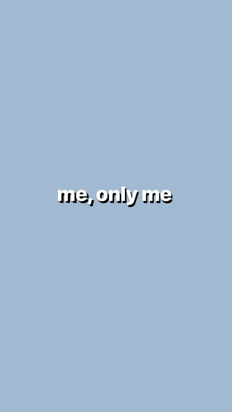 Aesthetic Baby Blue 桌布 壁紙 — 簡約淺藍色背景，中央有粗體白色文字，寫著 me only me。