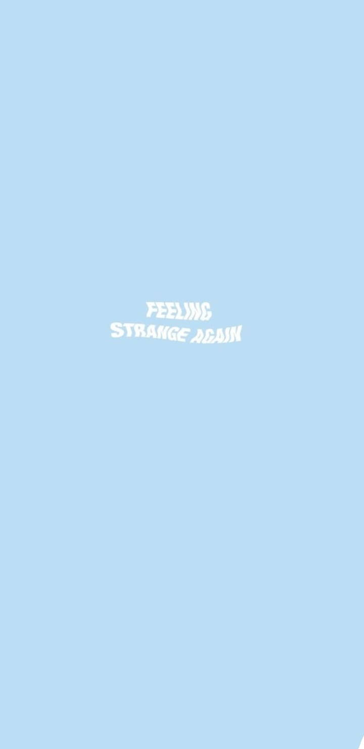 簡約藍色美學 桌布 壁紙 — 簡約淺藍色背景，中央白色文字顯示 feeling strange again。