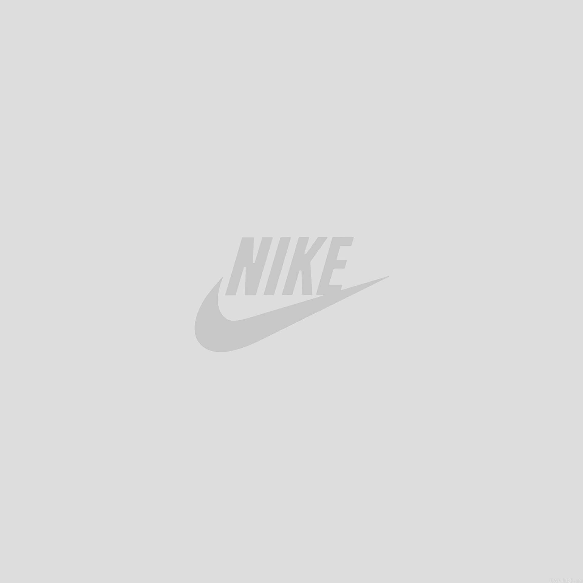 Nike 桌布 壁紙 — 簡約灰色Nike勾勾標誌，置於純淺灰色背景中央。