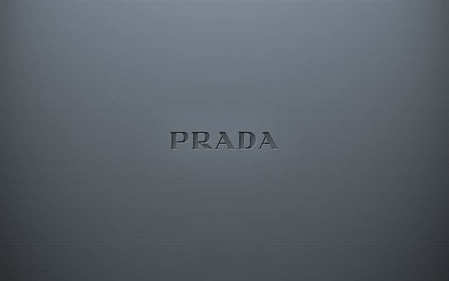 Prada 桌布 壁紙 — 簡約灰色紋理表面，帶有低調金屬質感的壓印Prada標誌。