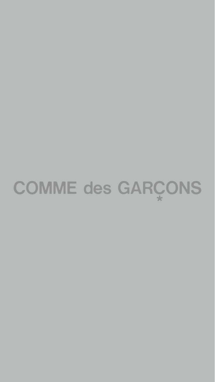 手機 桌布 壁紙 — 簡約灰色背景，中央放置 COMME des GARCONS 標誌，採用柔和灰色調。