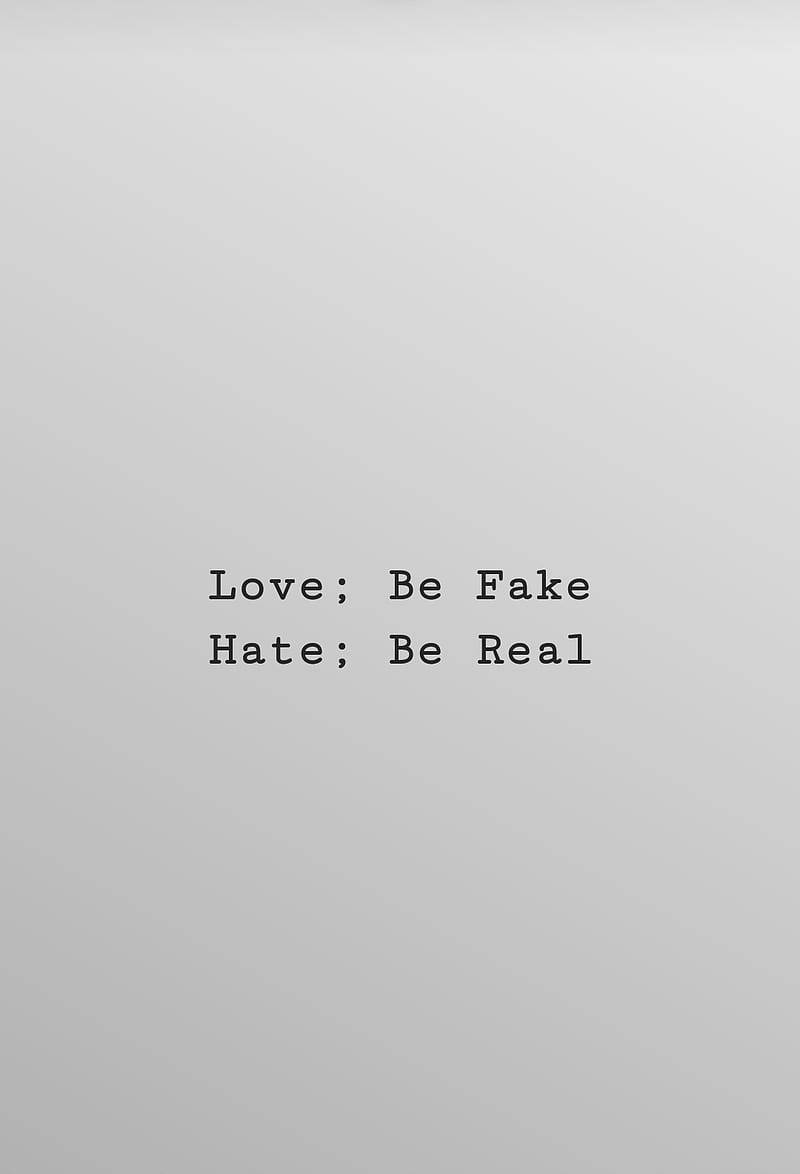 語錄 桌布 壁紙 — 簡約灰色背景，中央黑色文字寫著 Love Be Fake Hate Be Real。