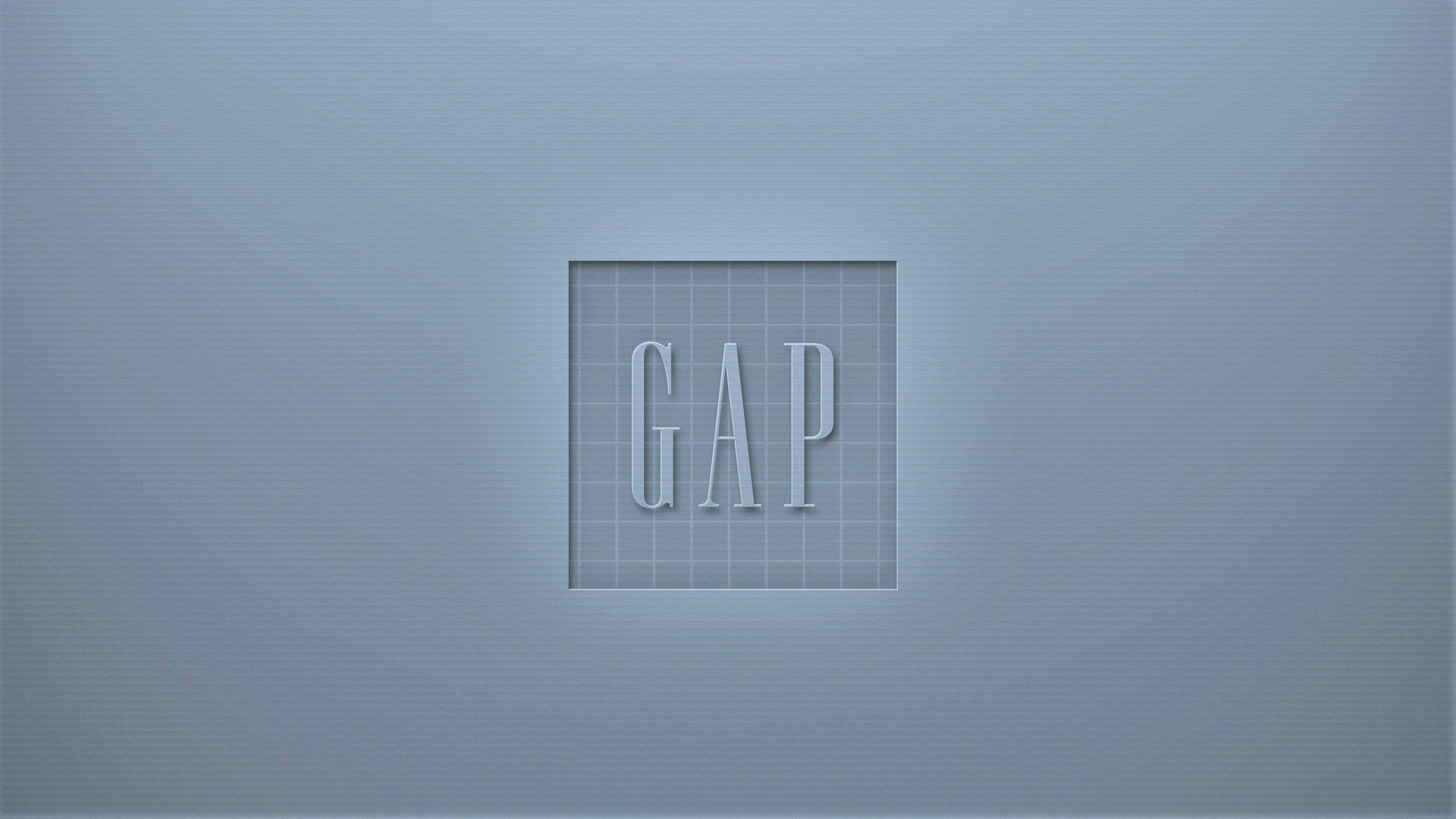Gap 桌布 壁紙 — 簡約灰色背景，帶有微妙的網格圖案，以及正方形框架內居中凸起的銀色字母GAP。