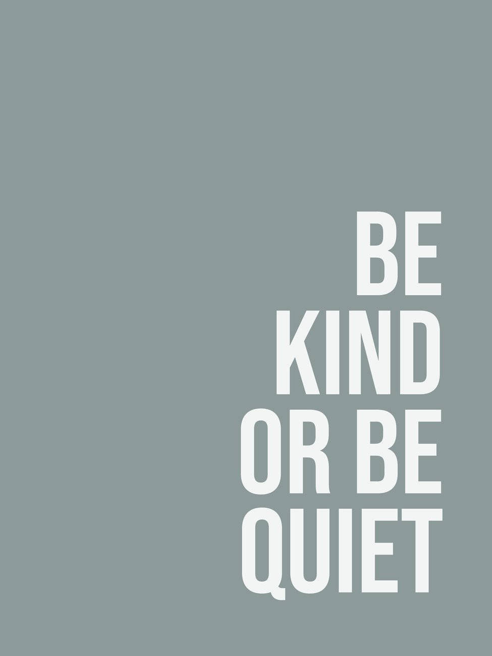 Be Kind 桌布 壁紙 — 簡約灰色背景，粗體白色文字垂直排列，寫著「BE KIND OR BE QUIET」。
