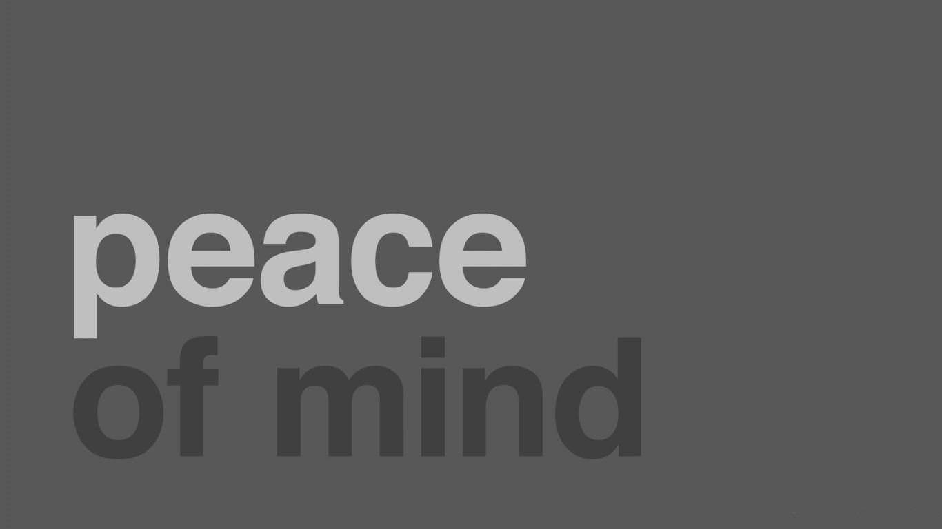 mind 桌布 壁紙 — 簡約灰色背景，粗體白色文字寫著 peace of mind，傳達平靜清晰的感覺。