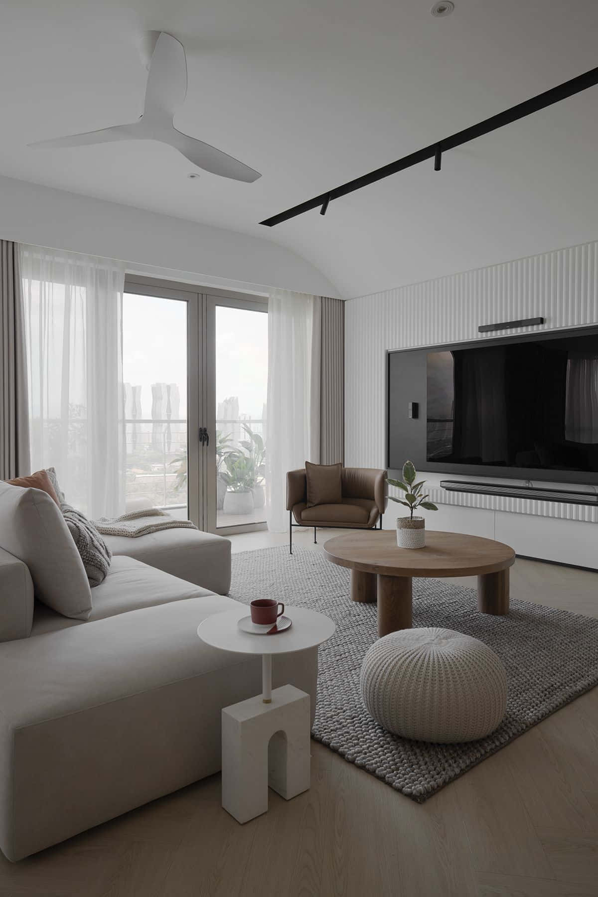 Minimalist Design 桌布 壁紙 — 簡約現代客廳，配有米色沙發、木製咖啡桌和可俯瞰城市景觀的大窗戶。