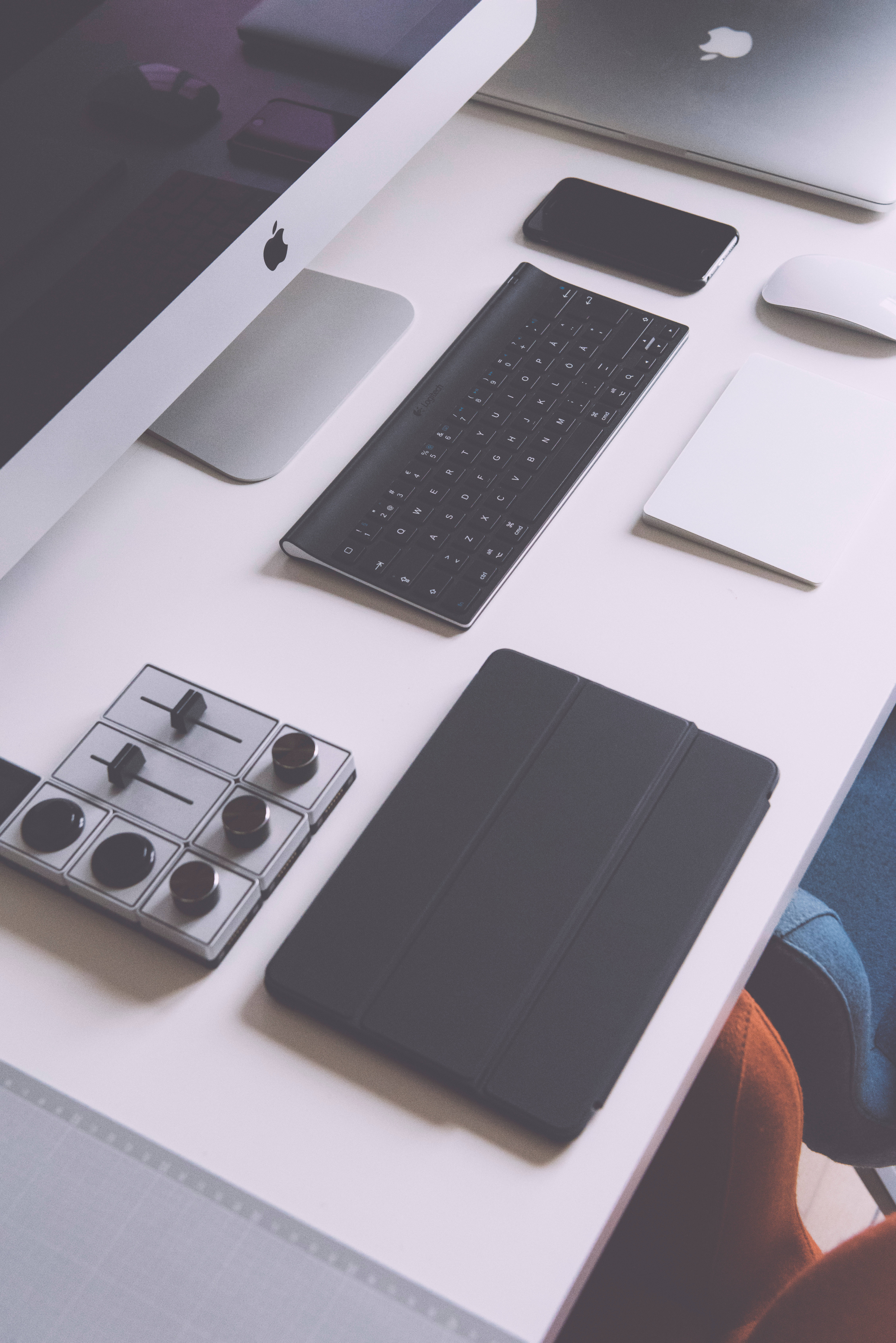 Mac 桌布 壁紙 — 簡約白色桌面設置，配備 Apple iMac 鍵盤、滑鼠、平板電腦和控制面板，在柔和自然光下。