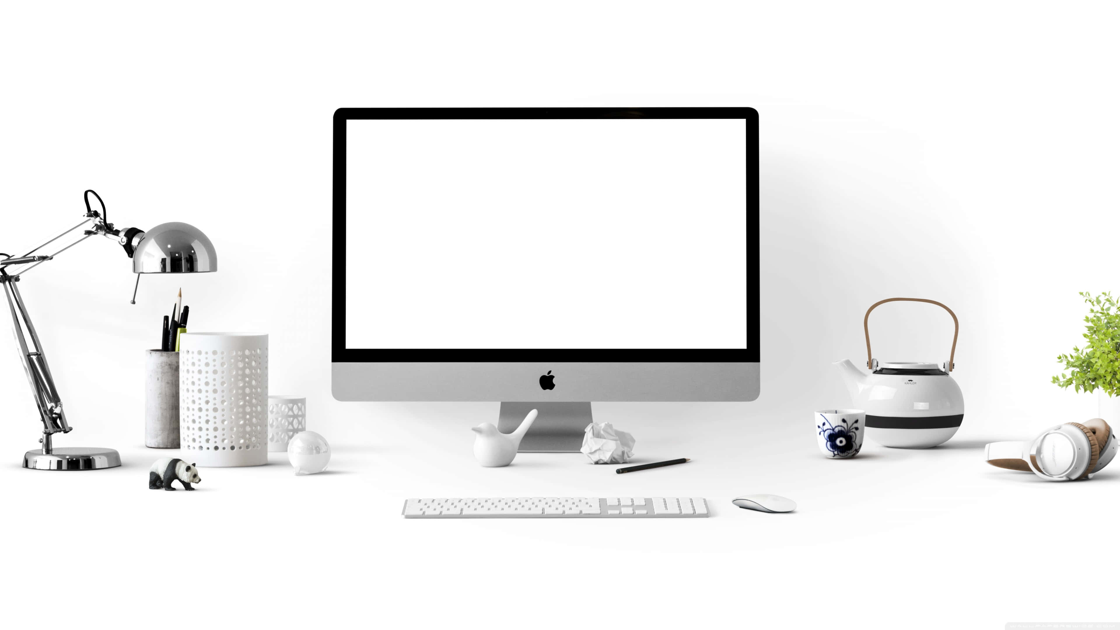 Desk 桌布 壁紙 — 簡約白色桌面設置，配備 iMac 電腦燈、茶壺、耳機和小植物，在明亮的攝影棚燈光下。