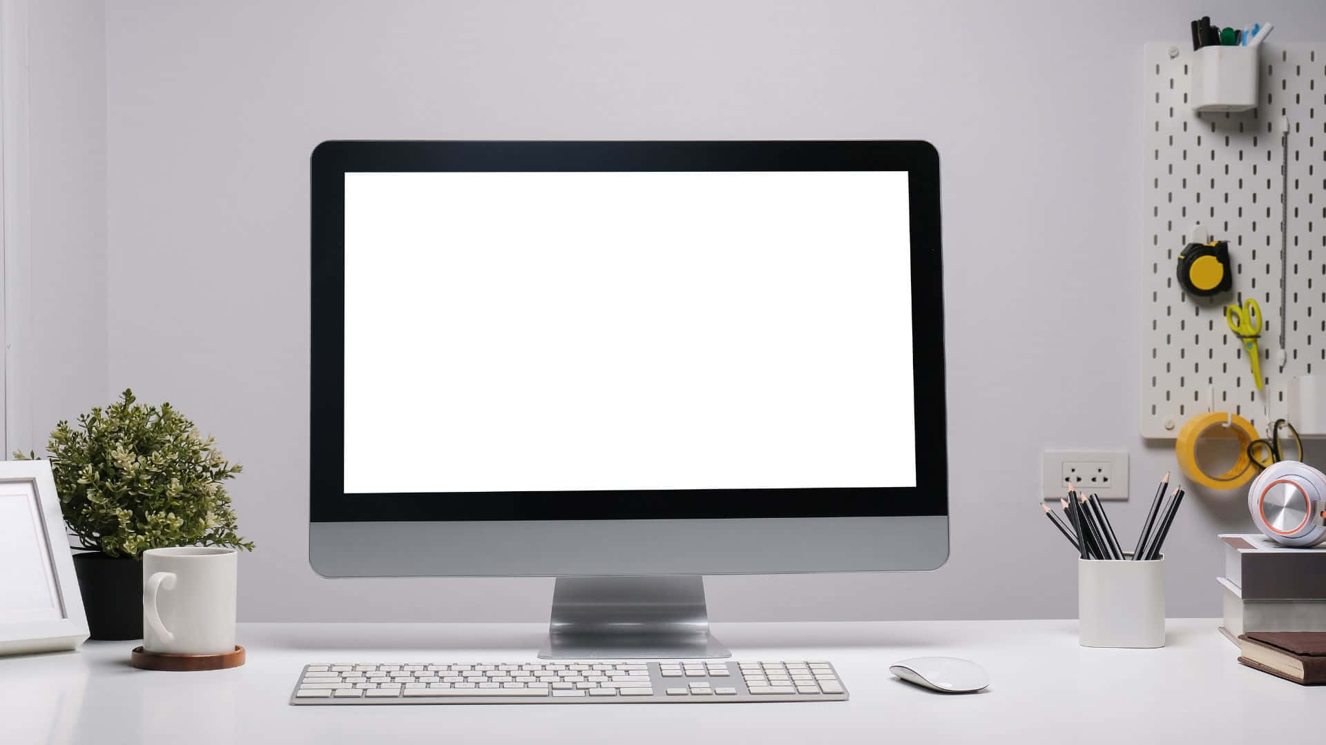 Computer Screen 桌布 壁紙 — 簡約白色桌面設置，配備時尚一體式電腦，周圍有辦公用品和小盆栽。