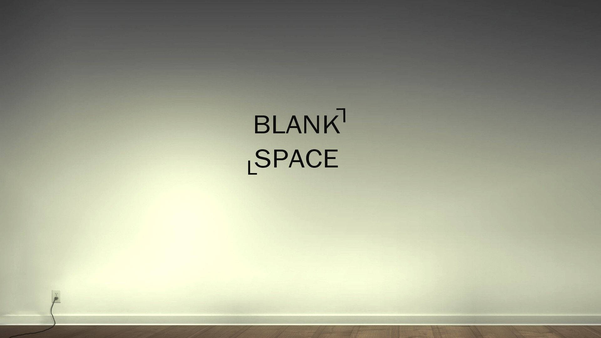 黑白 桌布 壁紙 — 簡約白色牆壁，中央有 'BLANK SPACE' 文字，下方柔和聚光燈照射在木地板上。