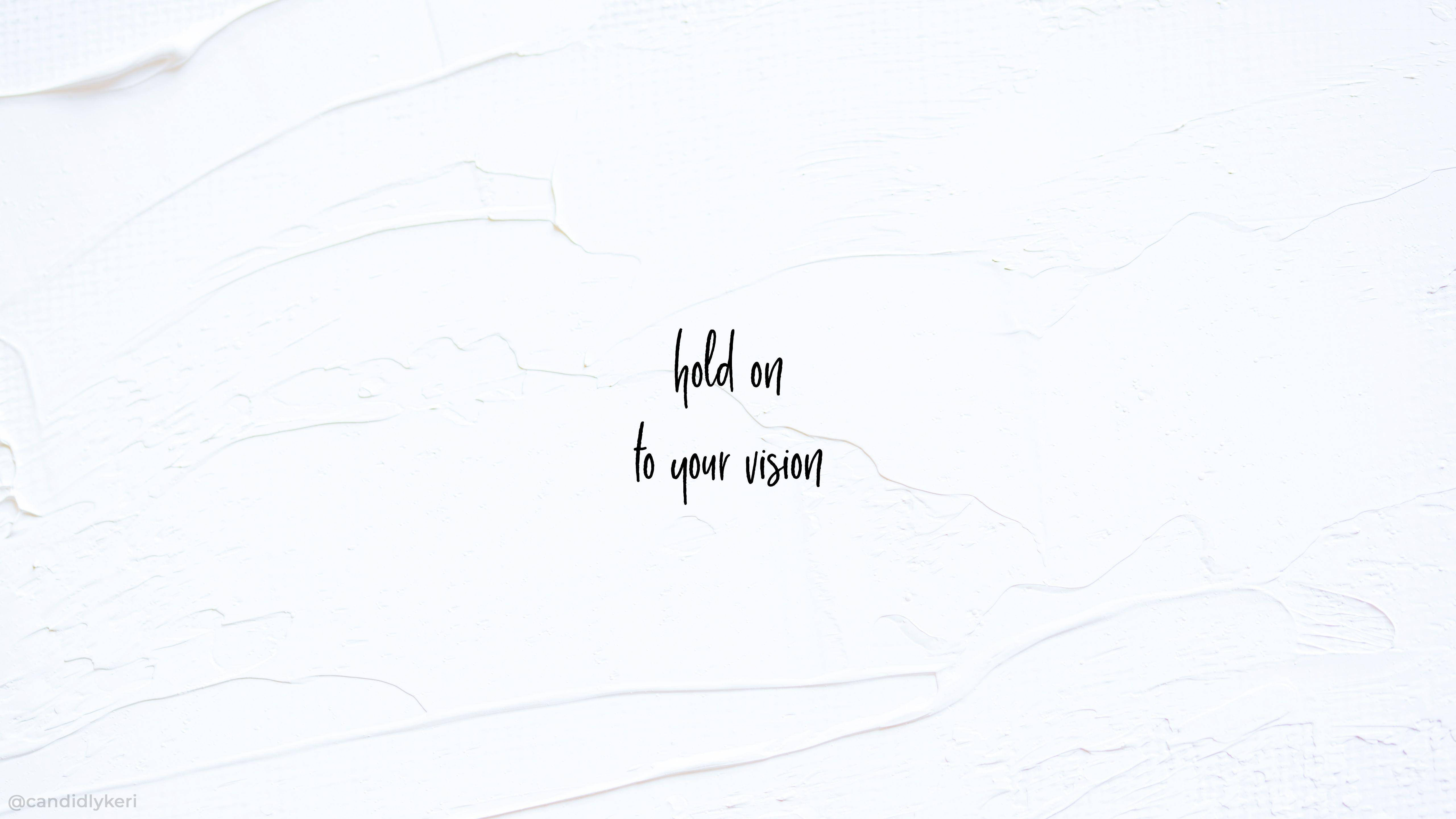 美學 桌布 壁紙 — 簡約白色紋理牆，中央有黑色草書文字寫著 hold on to your vision。