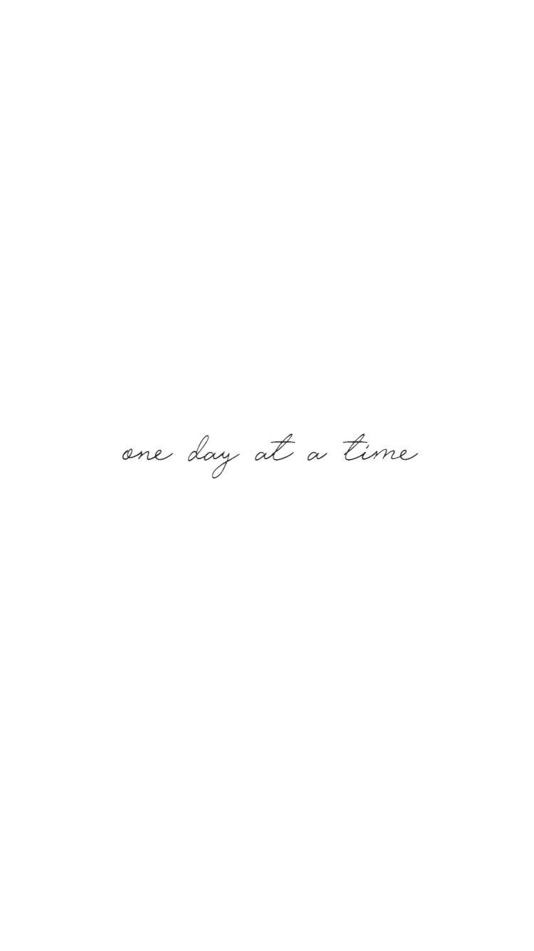 在純白背景上以優雅手寫體呈現的勵志名言「one day at a time」 — 勵志手機桌布 壁紙
