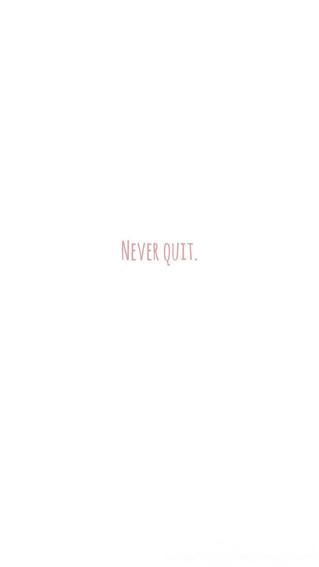 白色 桌布 壁紙 — 簡約白色背景，中央有粉紅色文字 never quit。
