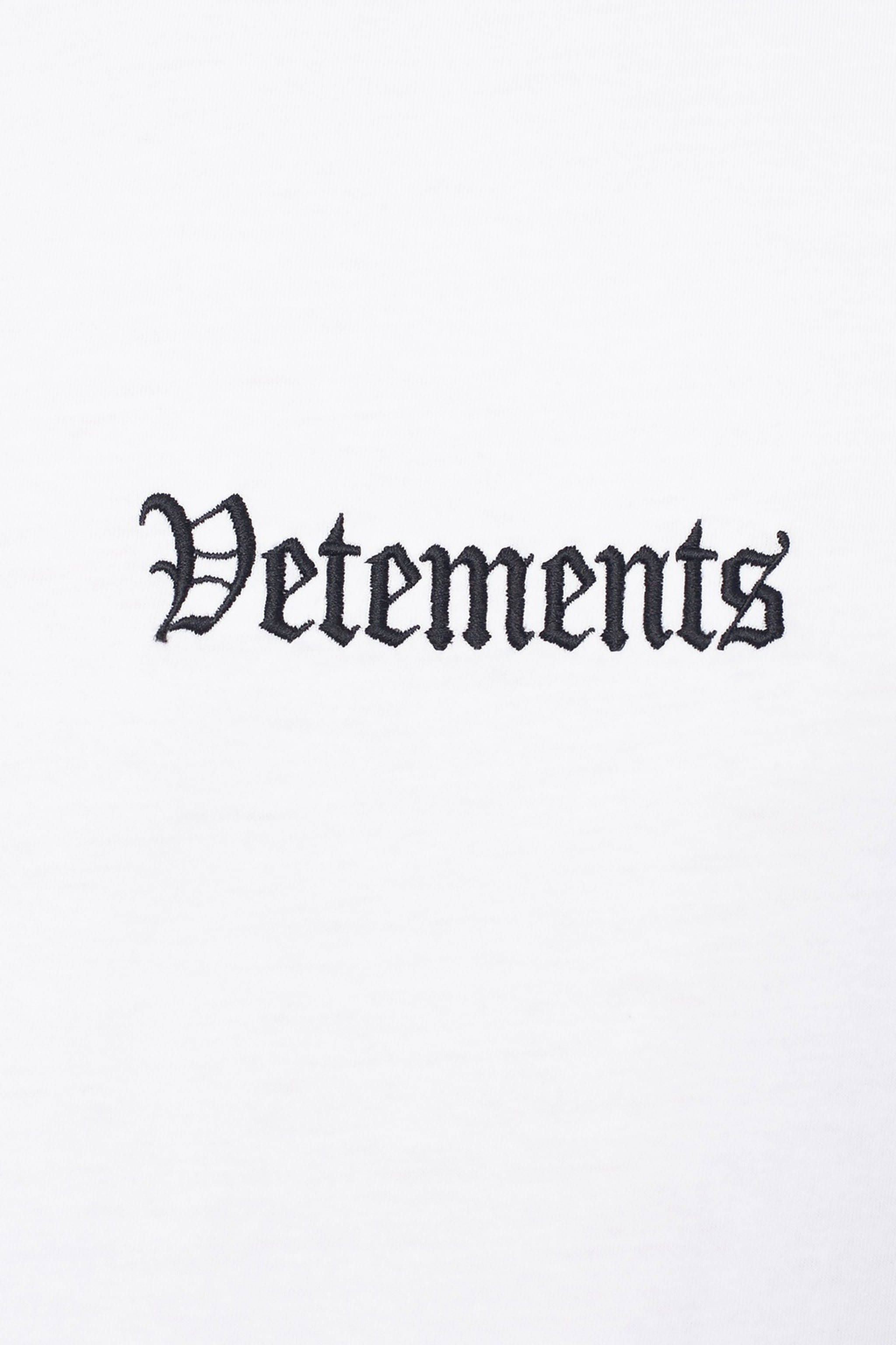 Vetements 桌布 壁紙 — 簡約白色背景，中央突出顯示粗體黑色哥德式刺繡的「Vetements」字樣。