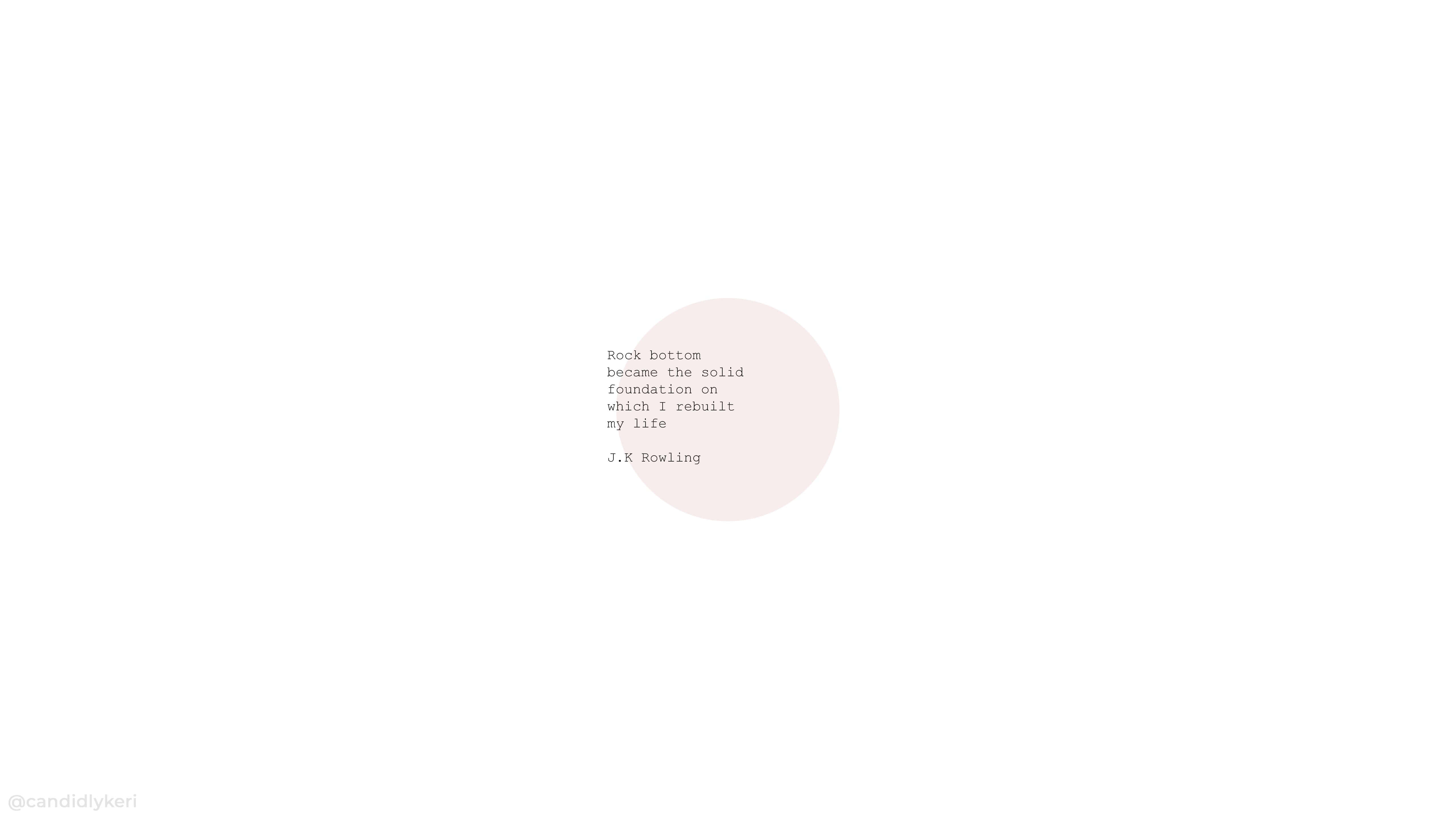 White Aesthetic Laptop 桌布 壁紙 — 簡約白色背景，帶有一個柔和的粉紅色圓圈，內含J.K. Bowling的勵志名言。