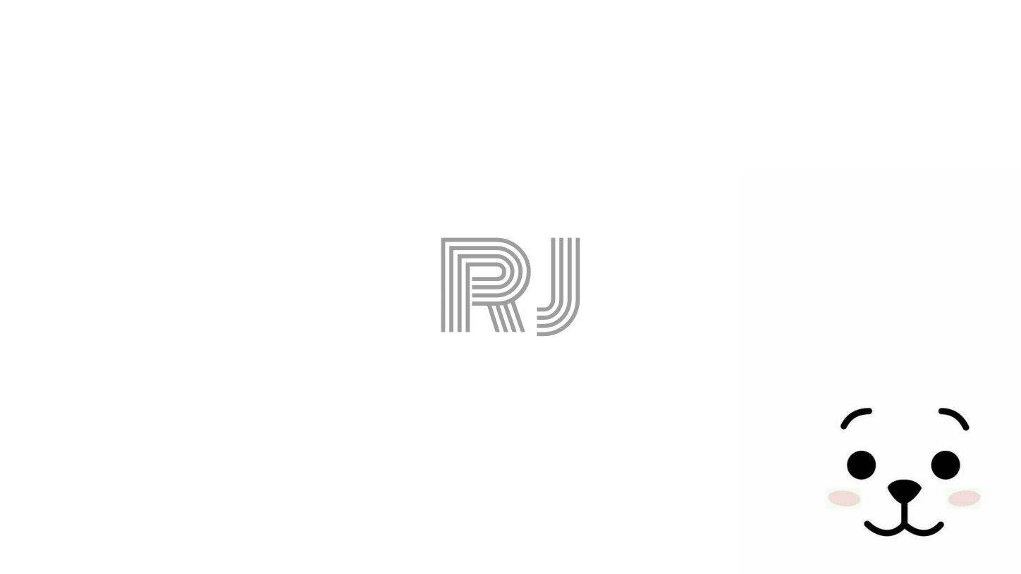 rj bt21 桌布 壁紙 — 簡約白色背景，灰色條紋RJ標誌，右下角有可愛卡通熊臉。