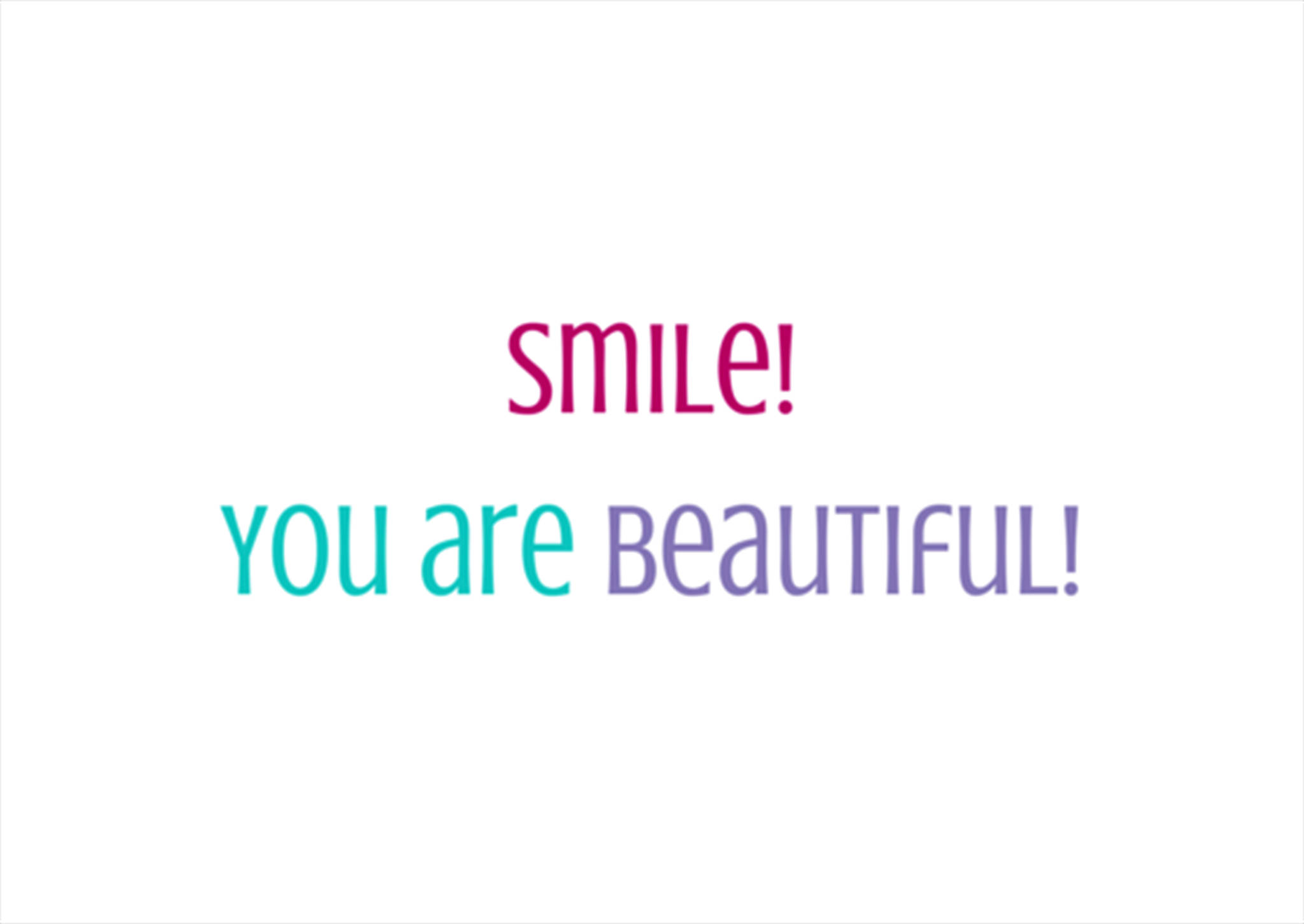 You Are Beautiful 桌布 壁紙 — 簡約白色背景上，以色彩繽紛、俏皮的字體呈現振奮人心的訊息：「微笑！你很美！」