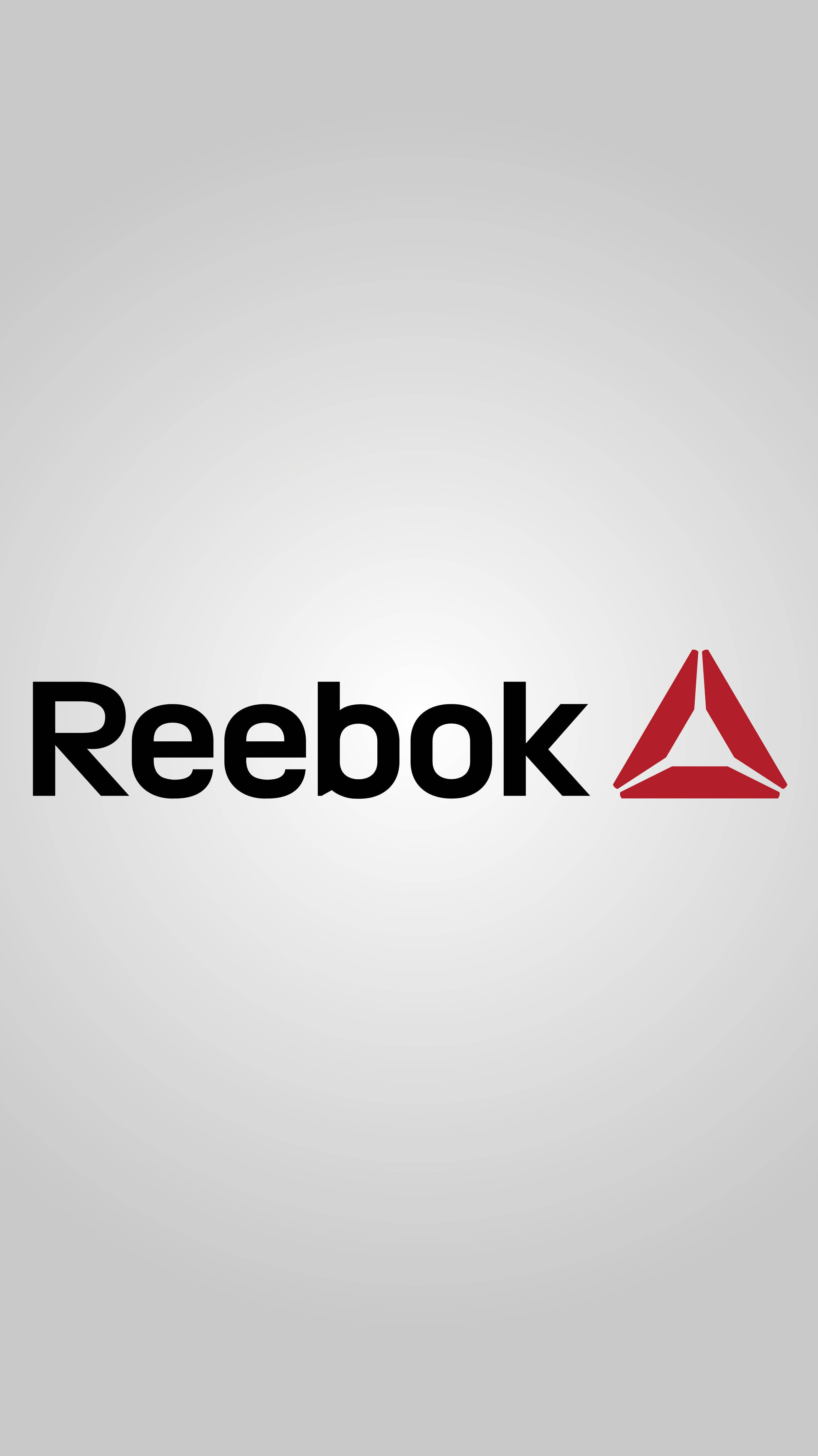 Reebok 桌布 壁紙 — 簡約的Reebok標誌，黑色文字和紅色三角形在淺灰色漸變背景上。