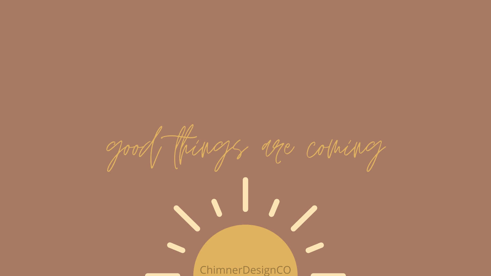 Good Things Are Coming 桌布 壁紙 — 簡約的棕色背景上，金色草書文字寫著「好事即將來臨」，上方有一個簡單的太陽插圖。