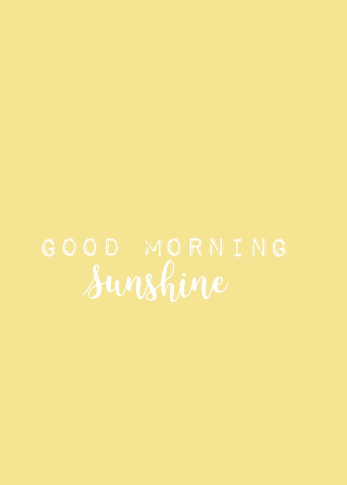 Cute Quotes 桌布 壁紙 — 簡約的淡黃色背景上，以白色大寫和草書字體顯示「GOOD MORNING Sunshine」字句。