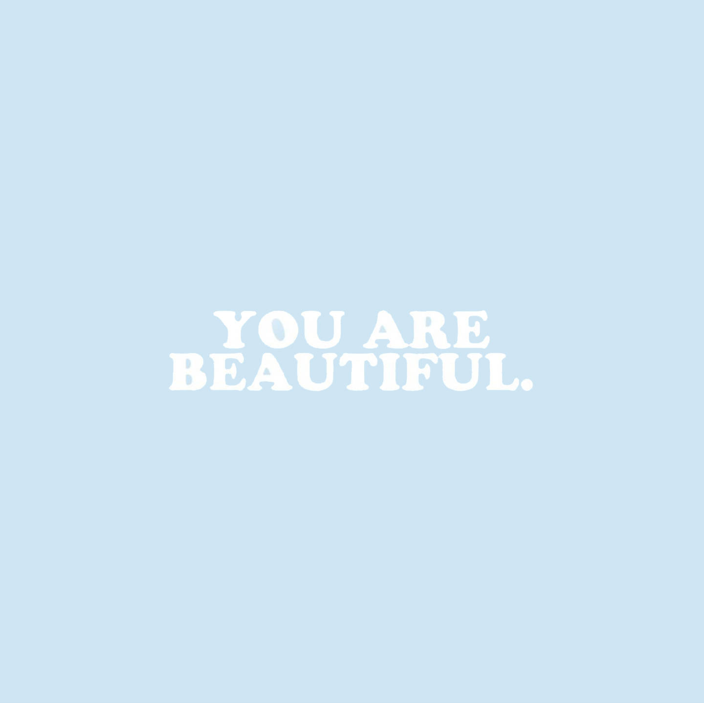 You Are Beautiful 桌布 壁紙 — 簡約的淺藍色背景上，粗體白色文字「你很美麗」居中，帶來平靜的肯定。