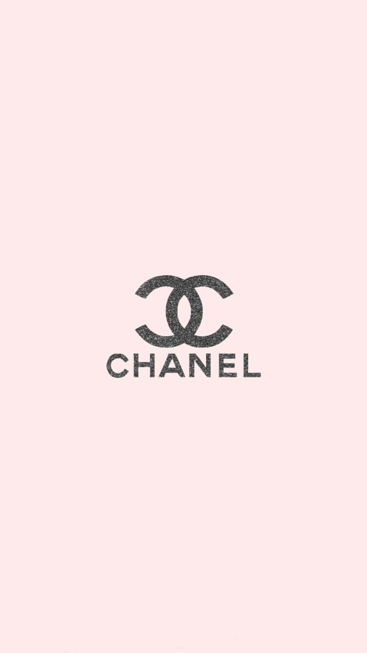Chanel 桌布 壁紙 — 簡約的粉紅色背景上，中央放置了一個閃亮的黑色 Chanel 標誌，搭配優雅的字體。