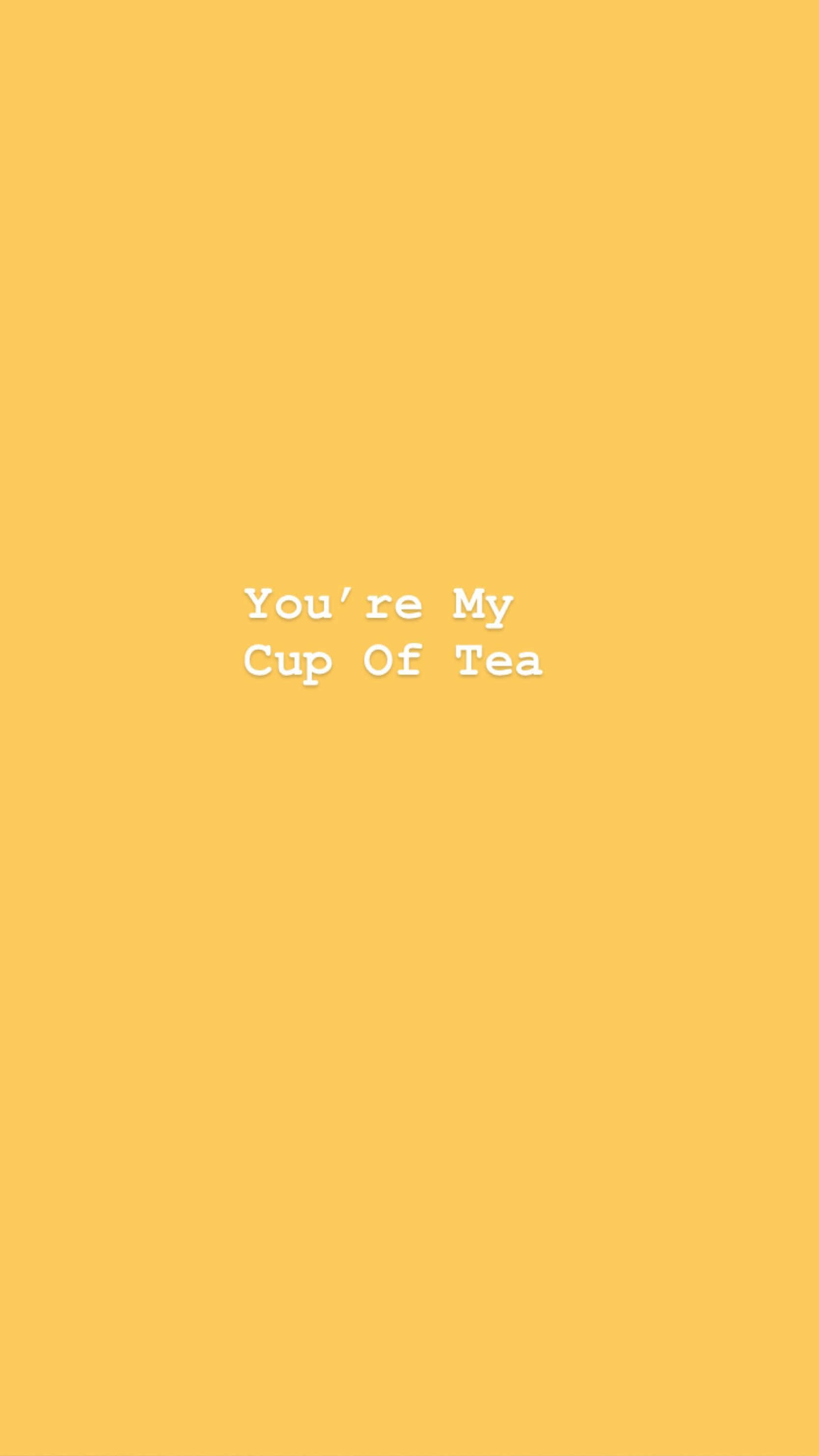 桌布 壁紙 — 簡約的黃色背景，中央有白色文字寫著 You're My Cup Of Tea。