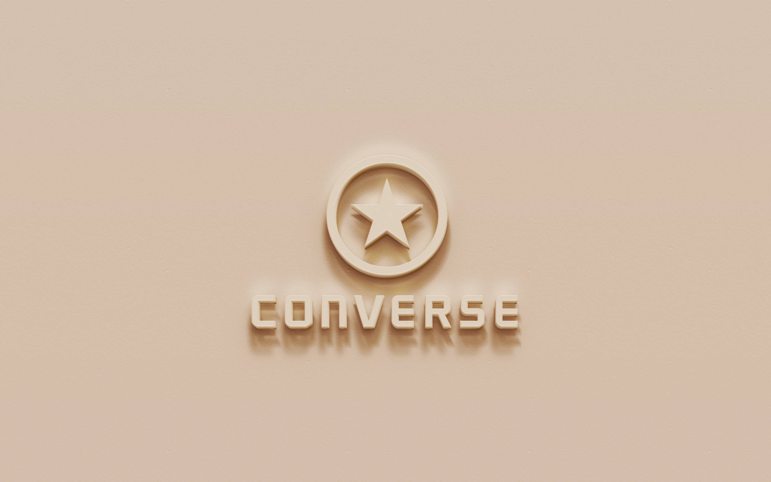 Converse 標誌 桌布 壁紙 — 簡約米色牆壁，柔光下凸顯Converse標誌、星星徽章及品牌名稱。