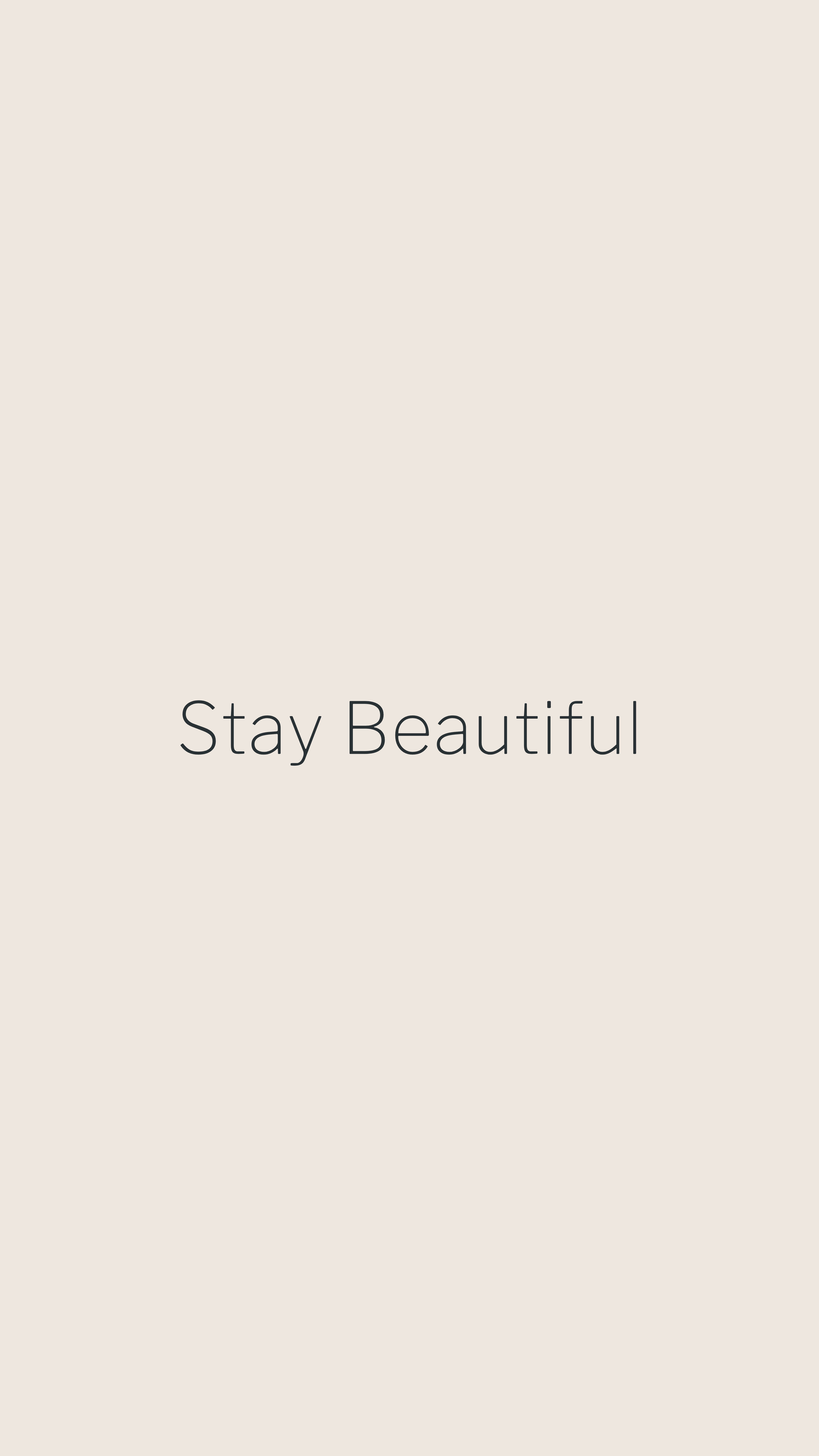激勵 桌布 壁紙 — 簡約米色背景，中央文字以簡單灰色字體顯示 Stay Beautiful。