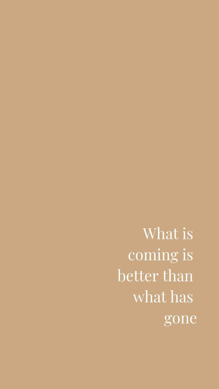 Positive Quotes 桌布 壁紙 — 簡約米色背景，中央白色文字寫著「即將到來的比已經過去的更好」
