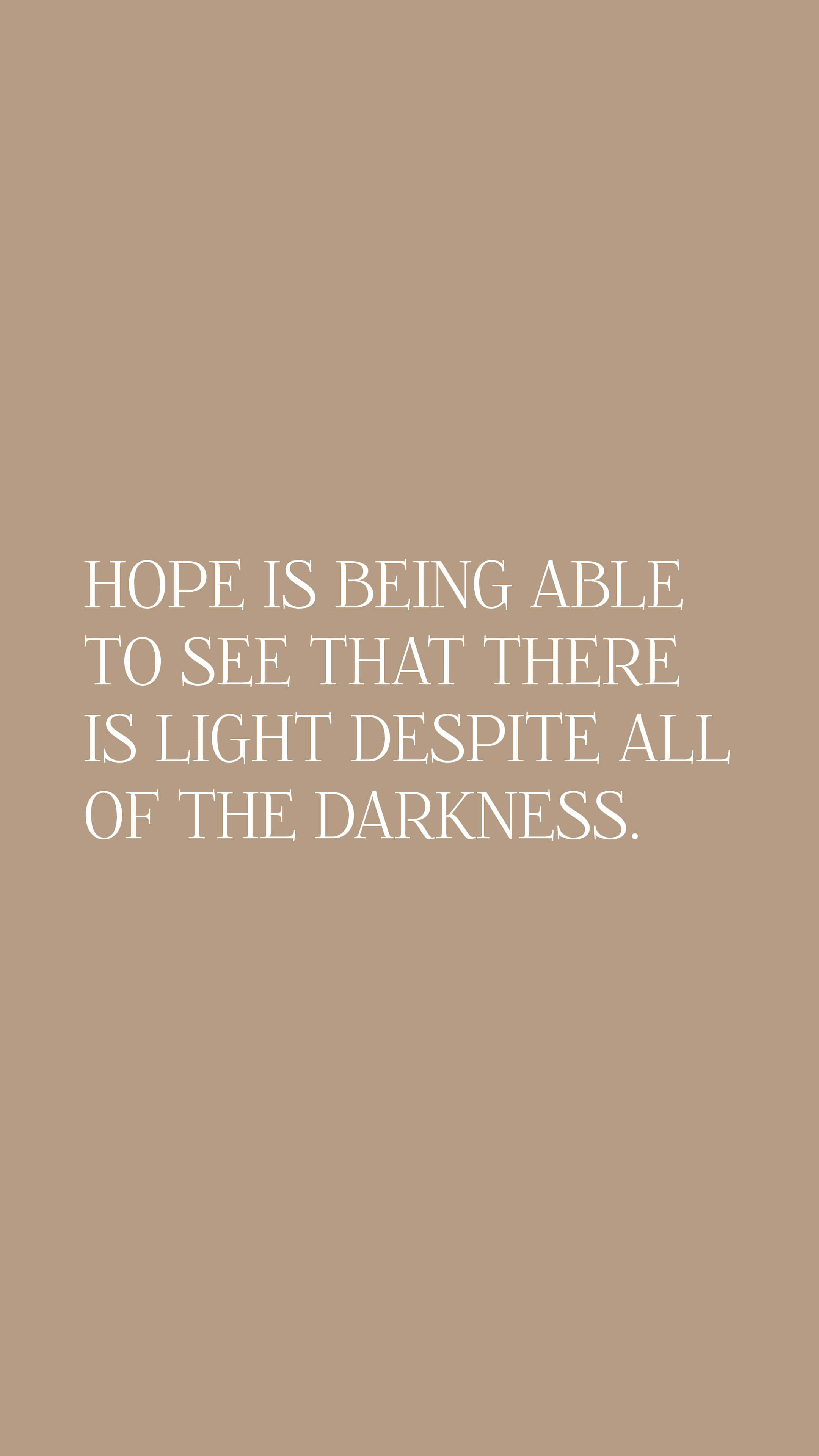 Inspirational Quotes 桌布 壁紙 — 簡約米色背景，中央白色文字寫著希望在黑暗中仍能看到光明。