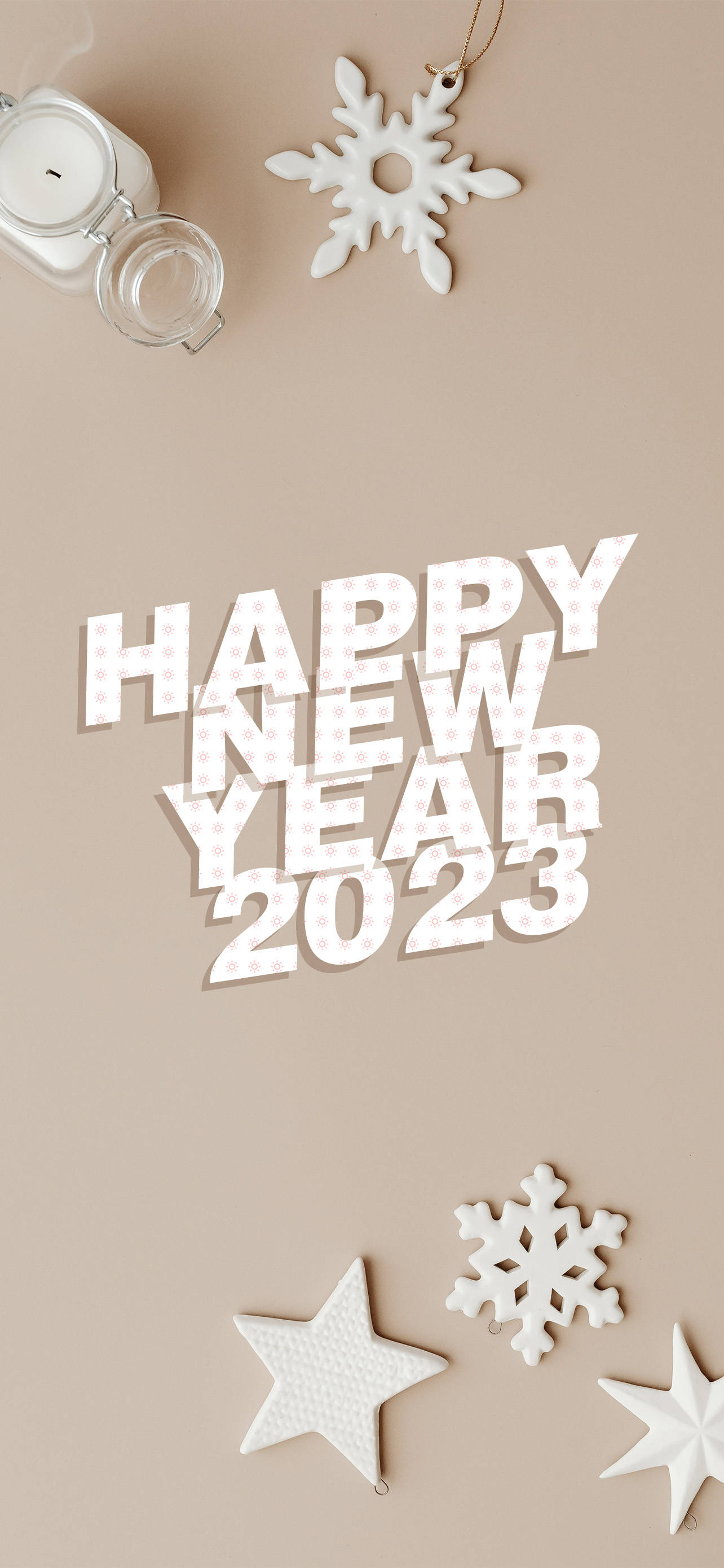 Greetings 桌布 壁紙 — 簡約米色背景，帶有白色3D文字，寫著happy new year 2023，周圍環繞著雪花和星星裝飾。