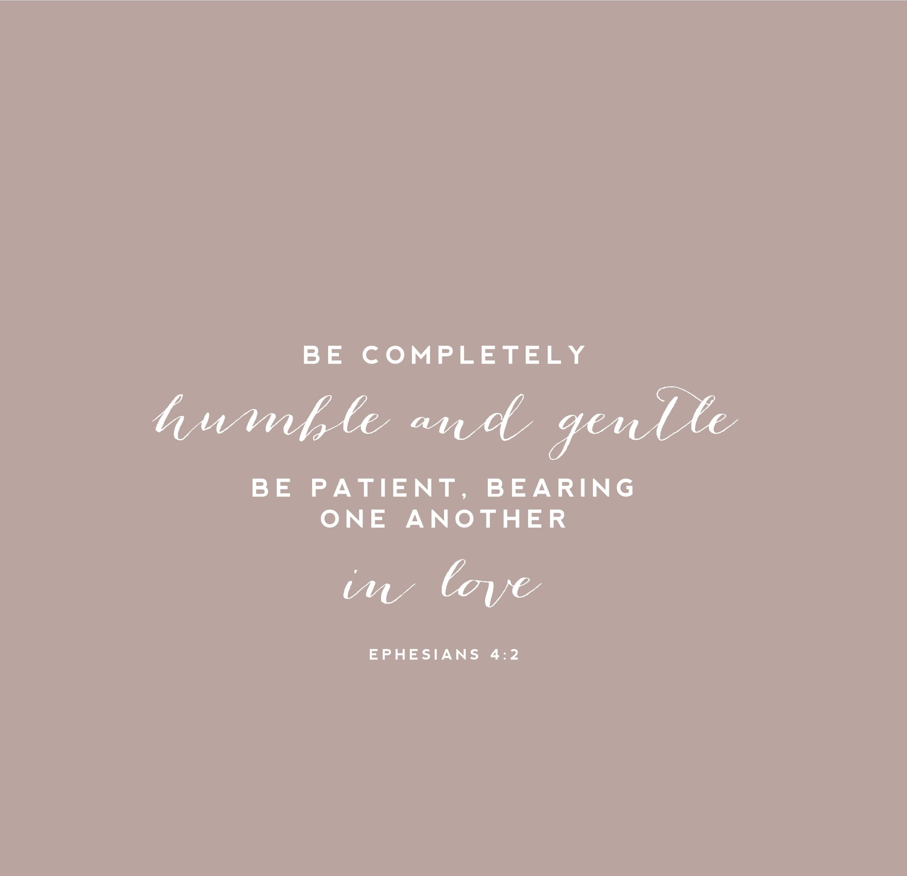 Minimalist Bible 桌布 壁紙 — 簡約米色背景，白色手寫文字引用以弗所書4章2節，關於謙卑、忍耐和愛。