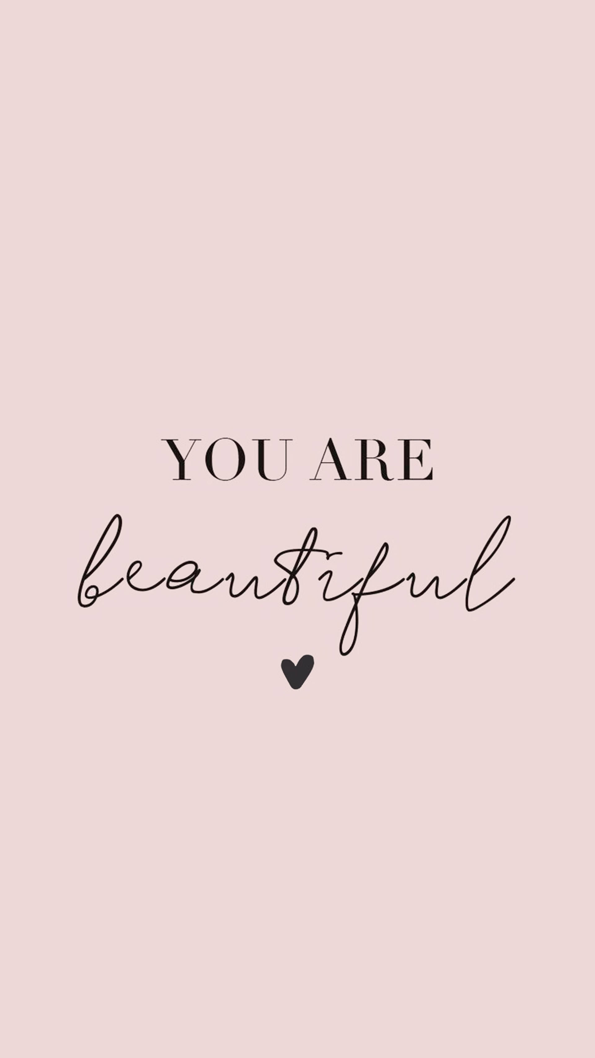 You Are Beautiful 桌布 壁紙 — 簡約粉紅色桌布，上面用優雅的黑色字體寫著「你很美麗」，並配有一個小心形。
