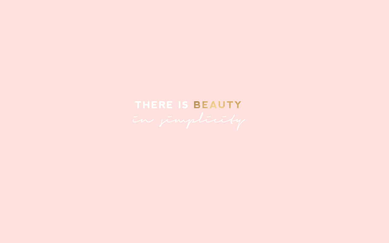Rose Gold Desktop 桌布 壁紙 — 簡約粉紅色背景，上面有優雅的文字 there is beauty in simplicity，以白色和金色呈現。