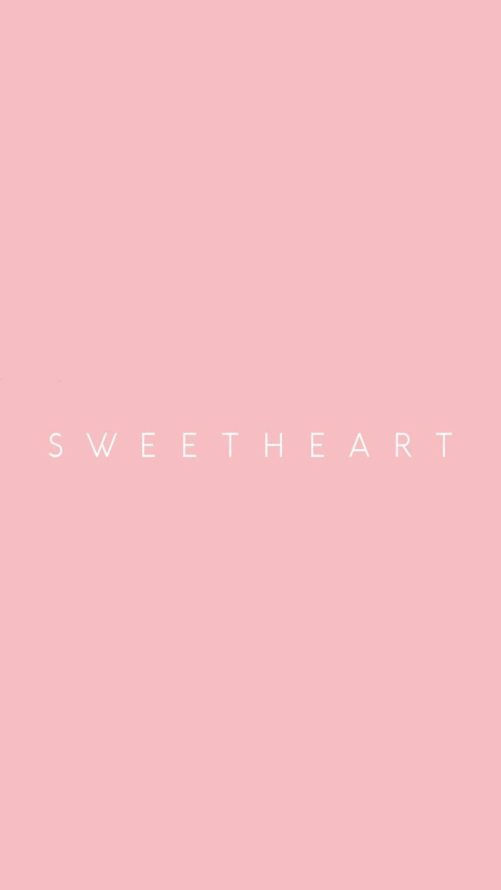 Plain Pink 桌布 壁紙 — 簡約粉紅色背景，中央有白色大寫字母「sweetheart」。