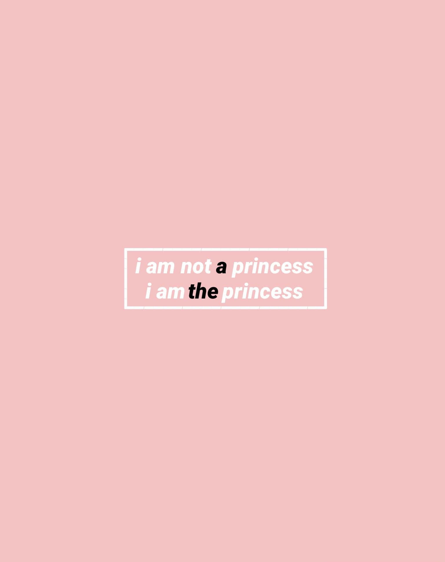Aesthetic Light Pink 桌布 壁紙 — 簡約粉紅色背景，中央白色和黑色文字寫著「i am not a princess i am the princess」。